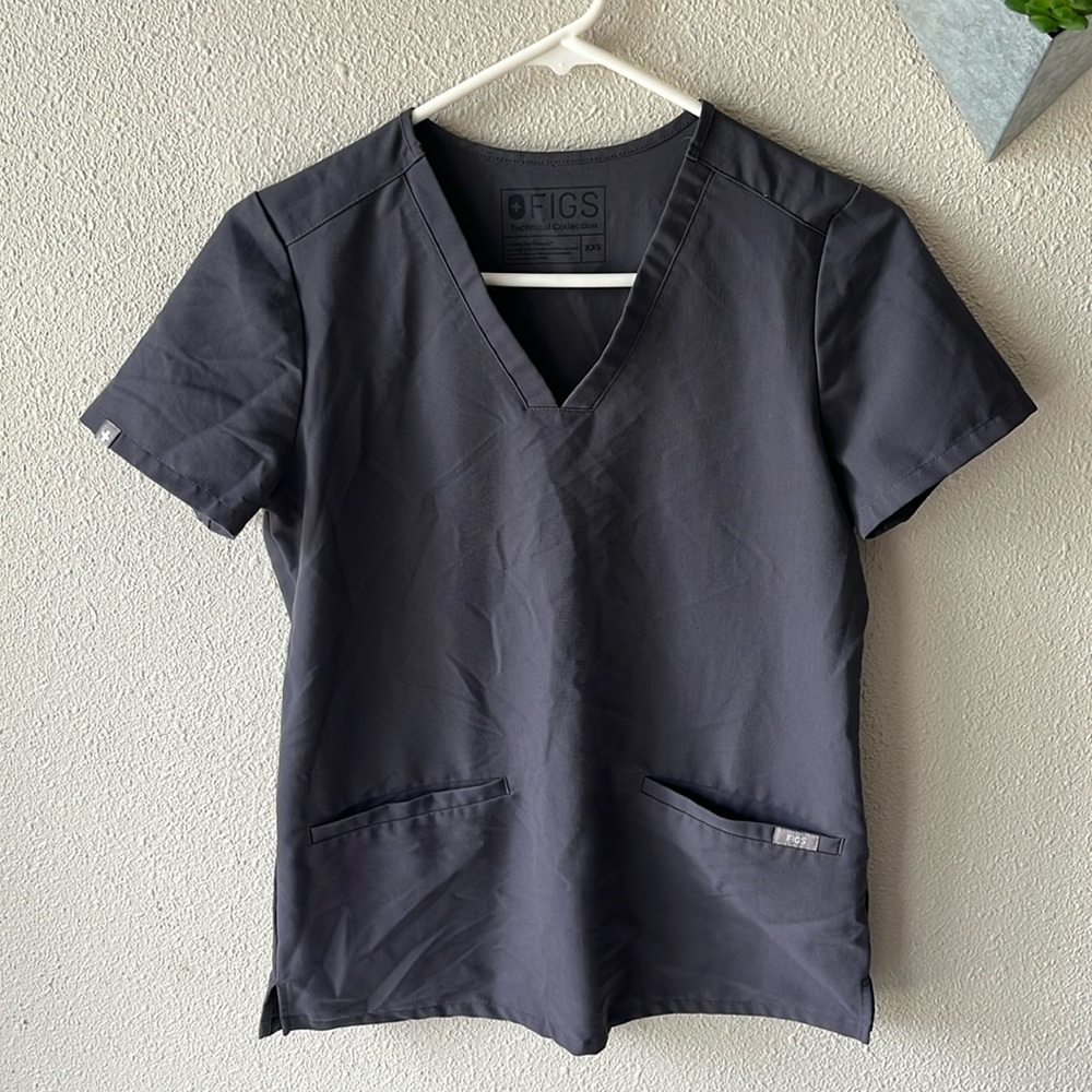 Figs Charcoal Casma Three-Pocket Scrub Top XXS